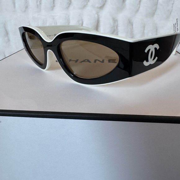 CHANEL  Cateye Black and White Sunglasses NWT main image 12